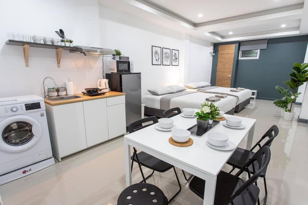 P1 Silom Pan Large Room Full Kitchen Wifi 4-6Pax Bangkok Esterno foto