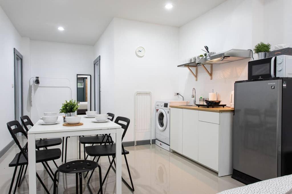 P1 Silom Pan Large Room Full Kitchen Wifi 4-6Pax Bangkok Esterno foto