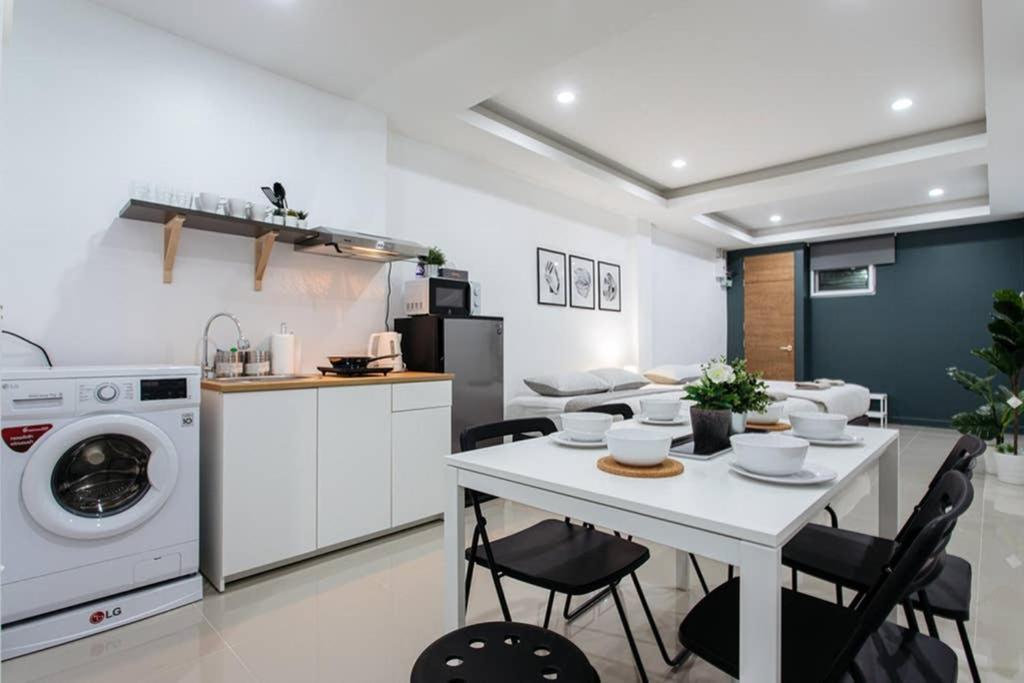 P1 Silom Pan Large Room Full Kitchen Wifi 4-6Pax Bangkok Esterno foto