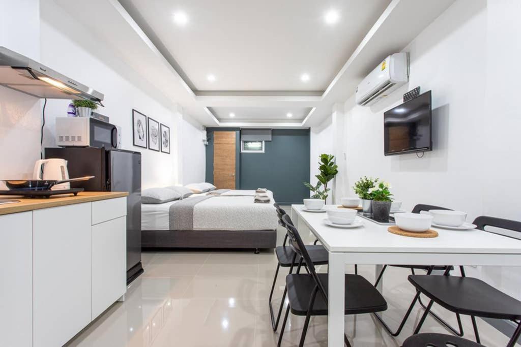 P1 Silom Pan Large Room Full Kitchen Wifi 4-6Pax Bangkok Esterno foto